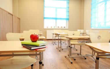 Kitaplar ve elma yığını 