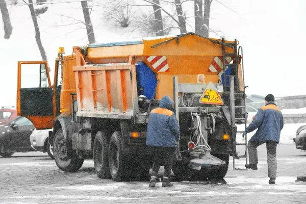 Sneeuw ploegen vrachtwagen — Stockfoto