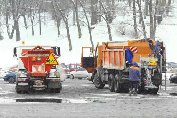 Sneeuw ploegen vrachtwagen — Stockfoto