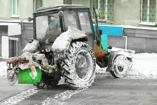 雪犁在户外 — 图库照片