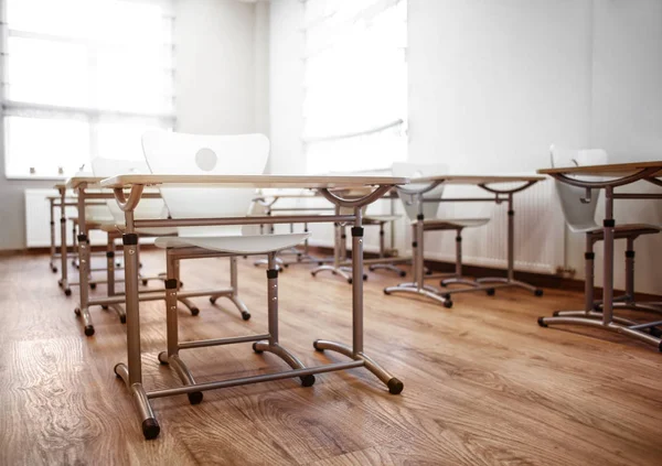 Klas met stoelen en bureaus — Stockfoto