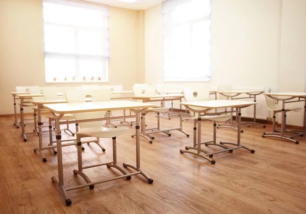Sandalyeleri ve masaları ile sınıf — Stok fotoğraf