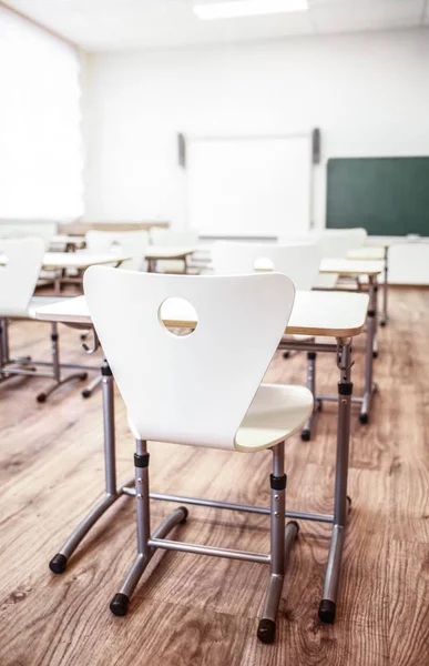 Sala de aula com cadeiras e mesas — Fotografia de Stock