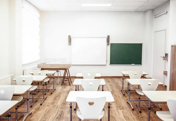 Klassenzimmer mit Stühlen und Schreibtischen — Stockfoto