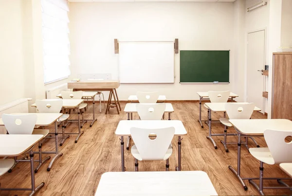 Sala de aula com cadeiras e mesas — Fotografia de Stock