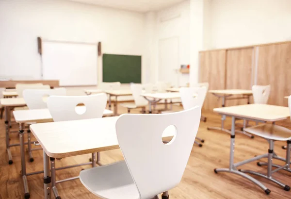 Salle de classe avec chaises et bureaux — Photo