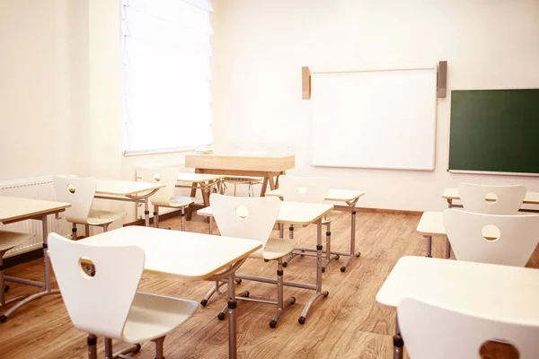 Sala de aula com cadeiras e mesas — Fotografia de Stock