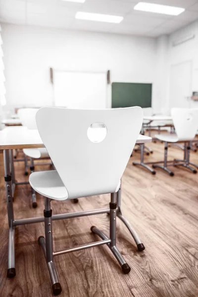空き教室の机と椅子 — ストック写真