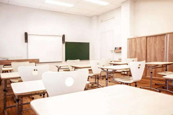 Sala de aula com cadeiras e mesas — Fotografia de Stock