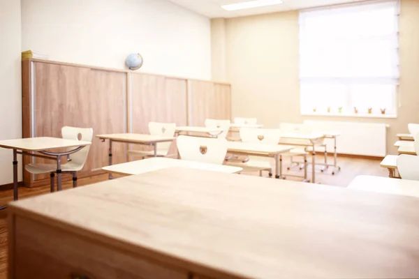 Sala de aula com cadeiras e mesas — Fotografia de Stock