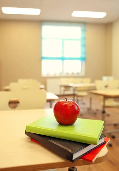 Montón de libros y manzana — Foto de Stock