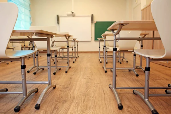 Klassrummet med stolar och skrivbord — Stockfoto