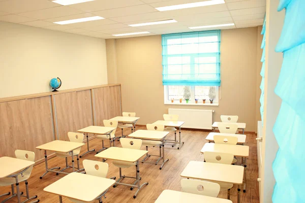 Sala de aula com cadeiras e mesas — Fotografia de Stock
