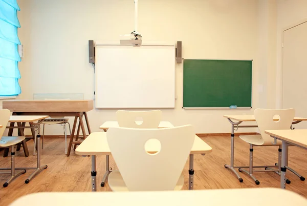 Sala de aula com cadeiras e mesas — Fotografia de Stock