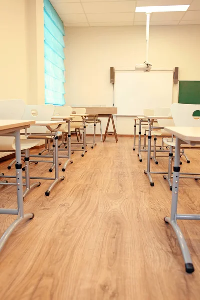 Sala de aula com cadeiras e mesas — Fotografia de Stock
