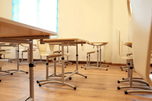 Salle de classe avec chaises et bureaux — Photo