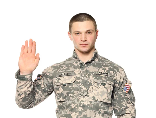 Солдат дает клятву на белом фоне — стоковое фото