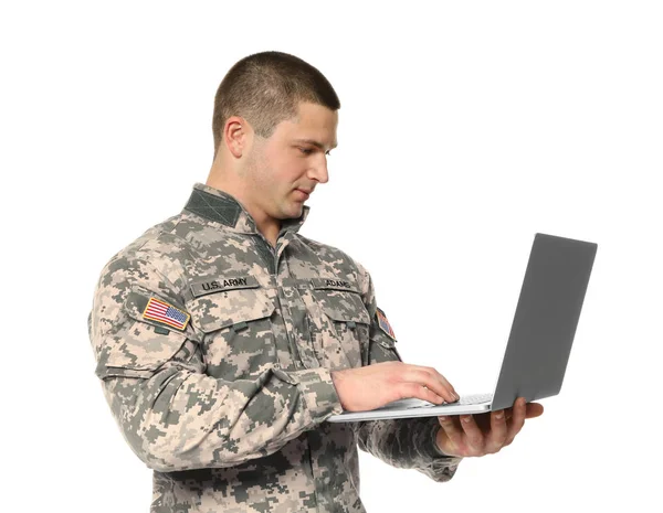 Soldado con portátil sobre fondo blanco — Foto de Stock