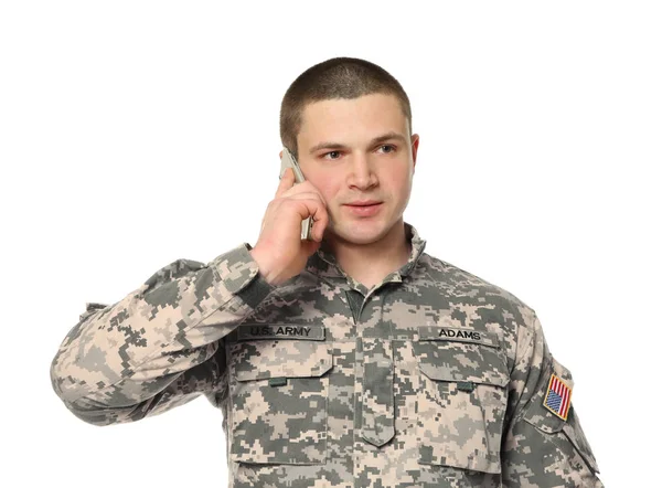 Soldado falando no celular no fundo branco — Fotografia de Stock