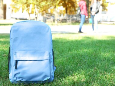 Mavi sırt çantası ongreen çimen