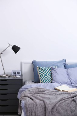 Yatak odasının içi yataklı.  