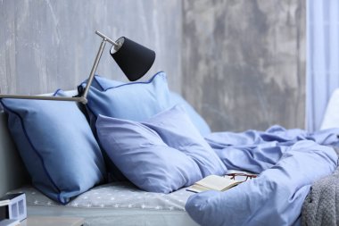 Yatak odasının içi yataklı.  