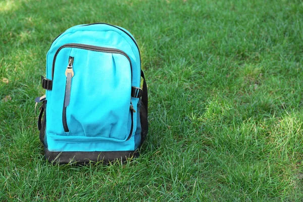 Mochila azul na grama — Fotografia de Stock