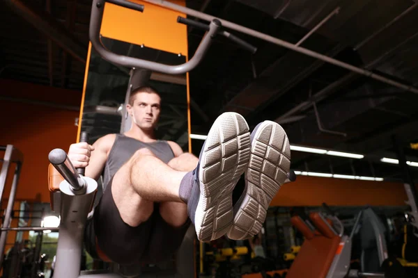 Young man training in gym — Stock Photo, Image