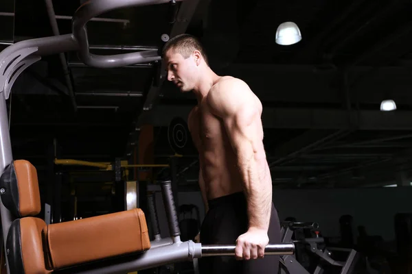 Young man training in gym — Stock Photo, Image