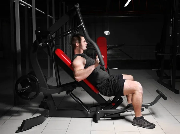 Young man training in gym — Stock Photo, Image