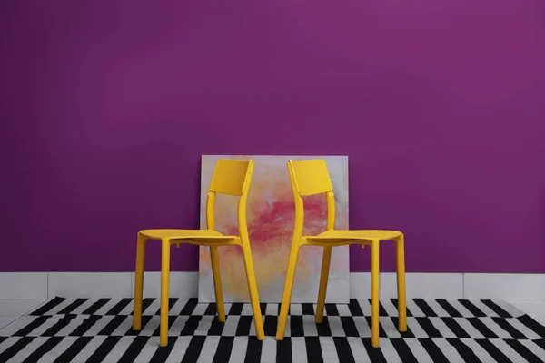 Stühle an der Wand Hintergrund — Stockfoto