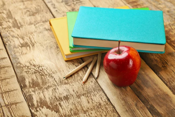 Книги та яблуко на фоні — стокове фото