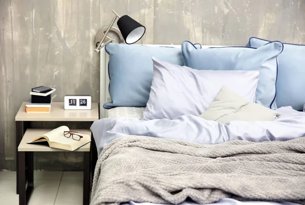 Sovrum interiör med säng — Stockfoto