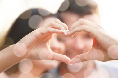 Tutuşup kalp şeklinde genç Çift