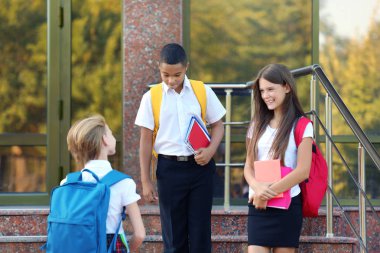 Neşeli gençler ile sırt çantaları   