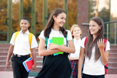 Neşeli gençler ile sırt çantaları   