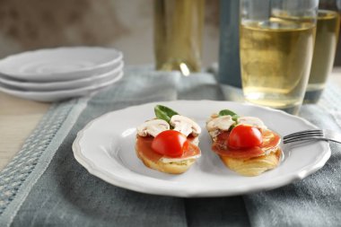 Plaka ile lezzetli bruschetta 