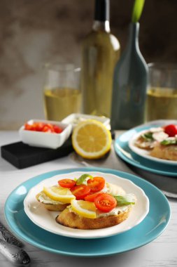 Plaka ile lezzetli bruschetta 