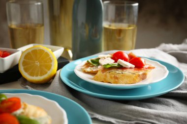 Plaka ile lezzetli bruschetta 