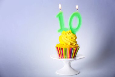 Mumlar ile lezzetli kek