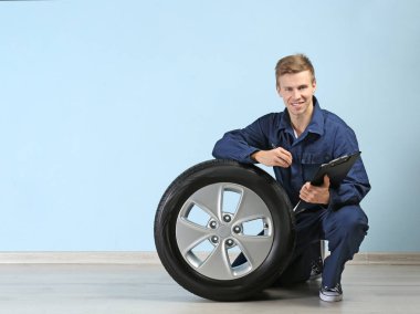 Üniformalı genç makinist  