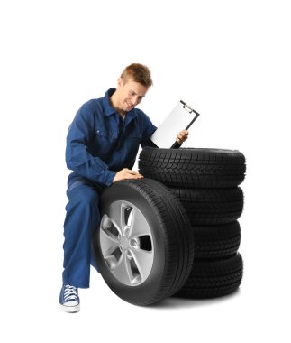 Üniformalı genç makinist  