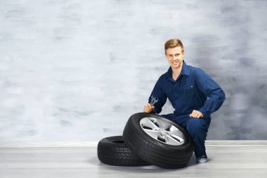 Tekerlekli genç makinist