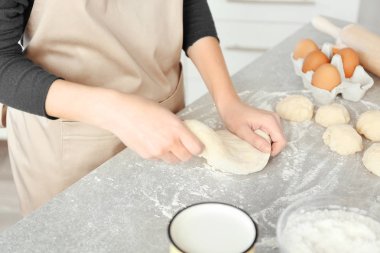 Hamur küçük toplar yapma kadın