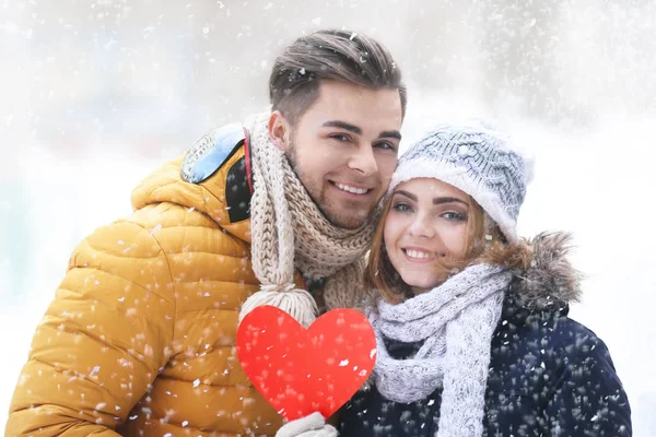 Young couple with heart — Stock Photo, Image