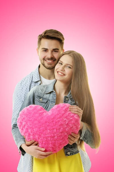 Jeune couple avec coeur — Photo