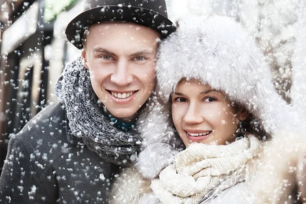 降雪時の若いカップル — ストック写真