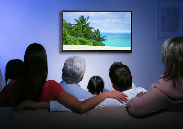 Famille regardant la télévision à la maison — Photo