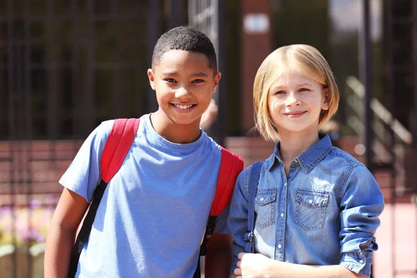 Enfants Mignons Debout Près École — Photo