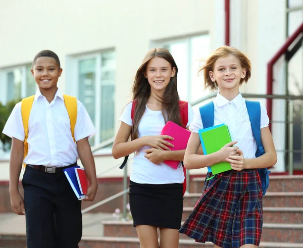 Adolescenti con zaini e quaderni — Foto Stock